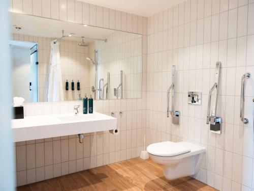 Habitación con cama extragrande - Adaptada para personas de movilidad reducida del hotel Hilton Garden Inn Faroe Islands. Foto 3