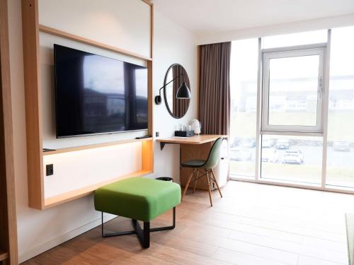 Habitación con cama extragrande - Adaptada para personas de movilidad reducida del hotel Hilton Garden Inn Faroe Islands. Foto 4
