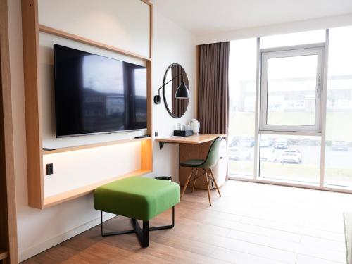 Habitación con cama extragrande - Adaptada para personas de movilidad reducida del hotel Hilton Garden Inn Faroe Islands. Foto 6