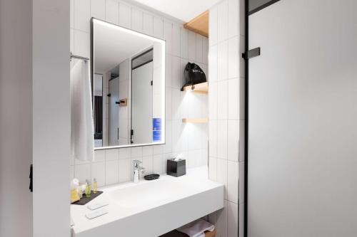 Habitación con vistas y cama extragrande del hotel Hilton Garden Inn Faroe Islands. Foto 2