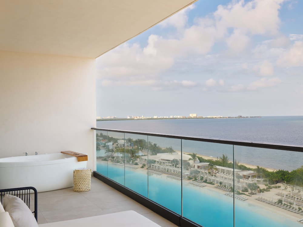 Habitación, 1 cama de matrimonio grande con sofá cama, frente al mar del hotel AVA Resort Cancun - All Inclusive