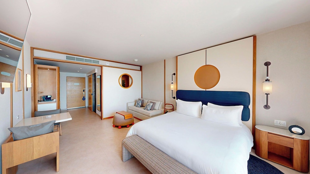 Habitación, 1 cama de matrimonio grande con sofá cama, frente al mar del hotel AVA Resort Cancun - All Inclusive. Foto 2