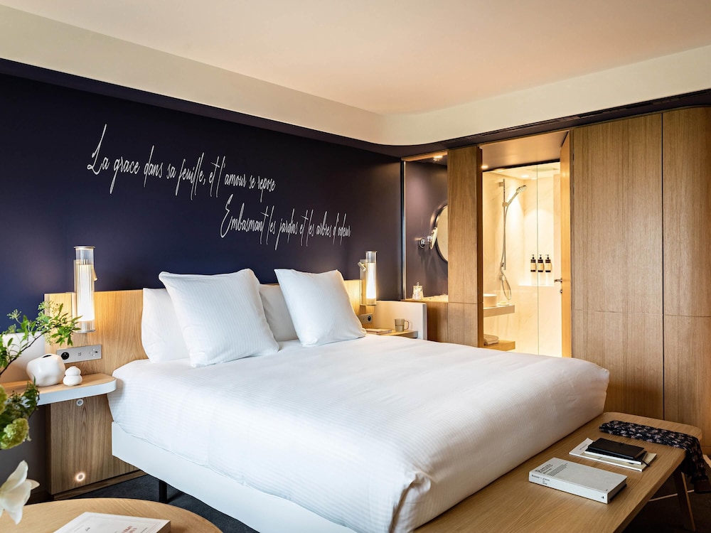Habitación Deluxe con 1 cama doble o 2 camas individuales y vistas a la torre Eiffel del hotel Domaine Reine Margot Paris - Issy MGallery Collection