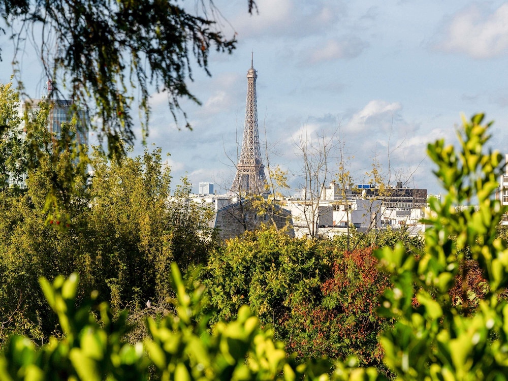 Suite Junior con vistas a la Torre Eiffel y 1 cama de gran tamaño del hotel Domaine Reine Margot Paris - Issy MGallery Collection. Foto 5