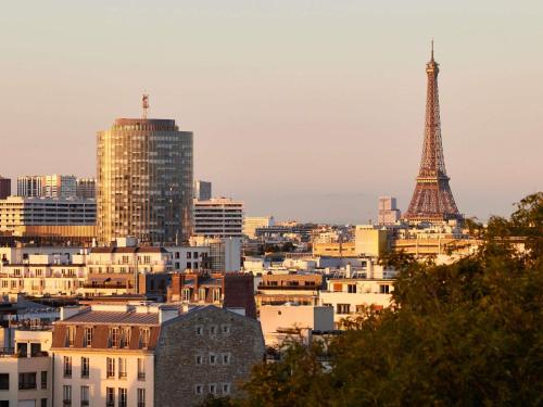 Suite con cama doble y vistas a la torre Eiffel del hotel Domaine Reine Margot Paris - Issy MGallery Collection. Foto 1