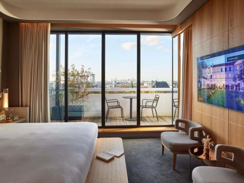 Suite con cama doble y vistas a la torre Eiffel del hotel Domaine Reine Margot Paris - Issy MGallery Collection. Foto 8