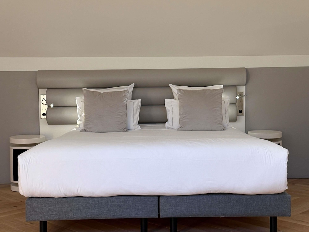 Suite superior, 1 cama de matrimonio grande con sofá cama del hotel La Licorne and Spa Troyes MGallery. Foto 1