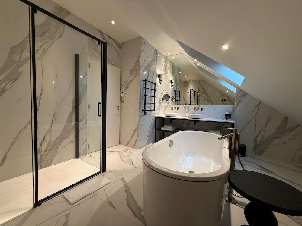 Suite superior, 1 cama de matrimonio grande con sofá cama del hotel La Licorne and Spa Troyes MGallery. Foto 2