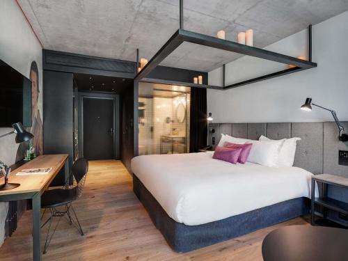 Habitación Clásica con cama grande del hotel The Bridge Wroclaw - MGallery. Foto 1