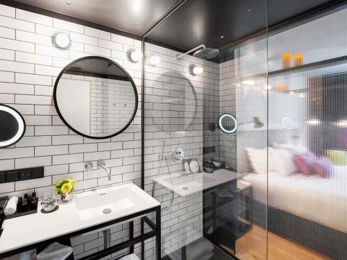 Habitación Clásica con cama grande del hotel The Bridge Wroclaw - MGallery. Foto 3