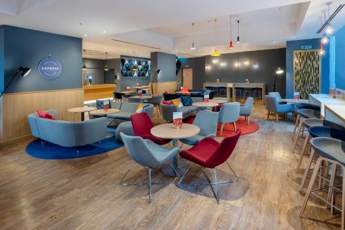 Habitación doble estándar con desayuno caliente gratuito del hotel Holiday Inn Express London Heathrow T4, an IHG Hotel. Foto 1