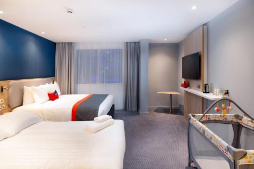Habitación Doble Estándar con sofá cama individual del hotel Holiday Inn Express London Heathrow T4, an IHG Hotel. Foto 8