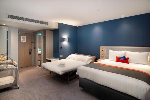 Habitación Doble Estándar con sofá cama individual del hotel Holiday Inn Express London Heathrow T4, an IHG Hotel. Foto 9