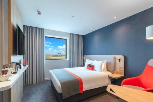Standard Double Room with Runway View del hotel Holiday Inn Express London Heathrow T4, an IHG Hotel