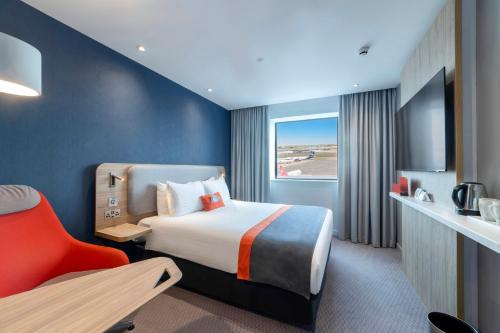 Standard Double Room with Runway View del hotel Holiday Inn Express London Heathrow T4, an IHG Hotel. Foto 1