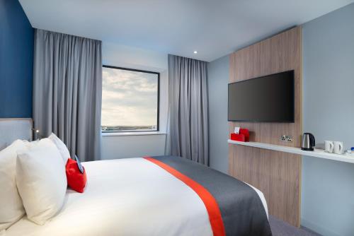 Standard Double Room with Runway View del hotel Holiday Inn Express London Heathrow T4, an IHG Hotel. Foto 6