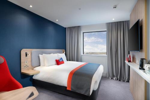 Standard Double Room with Runway View del hotel Holiday Inn Express London Heathrow T4, an IHG Hotel. Foto 7