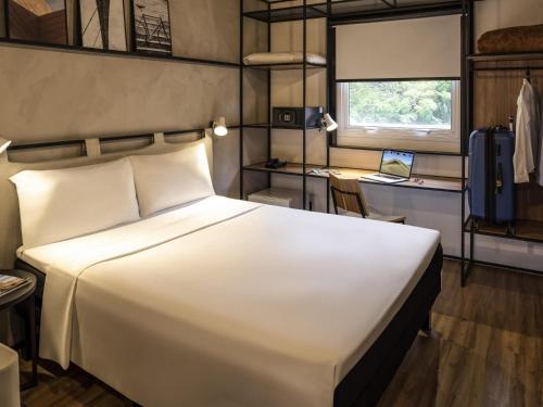 Habitación Doble adaptada para personas con movilidad reducida del hotel ibis London Sutton Point. Foto 5