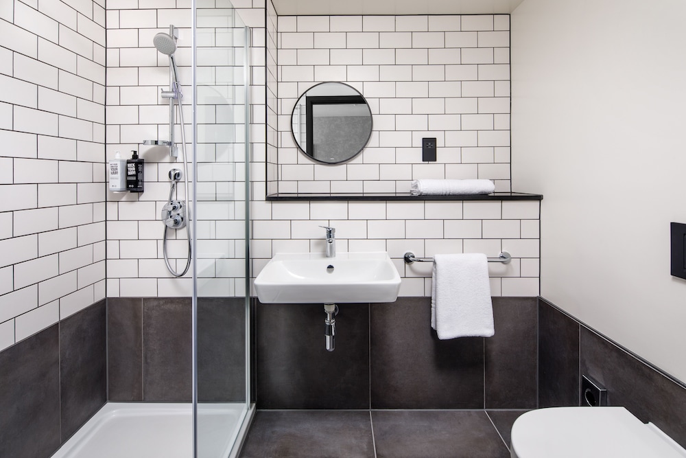 Habitación estándar con 2 camas individuales del hotel ibis London Sutton Point. Foto 6