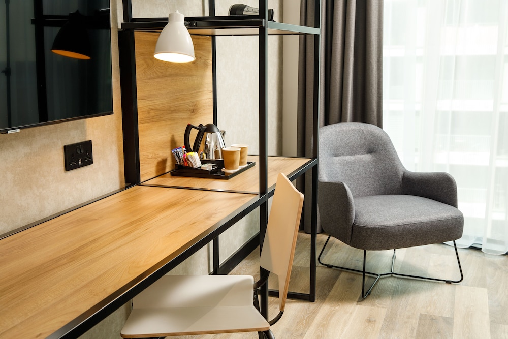 Habitación Estándar con cama doble del hotel ibis London Sutton Point. Foto 1