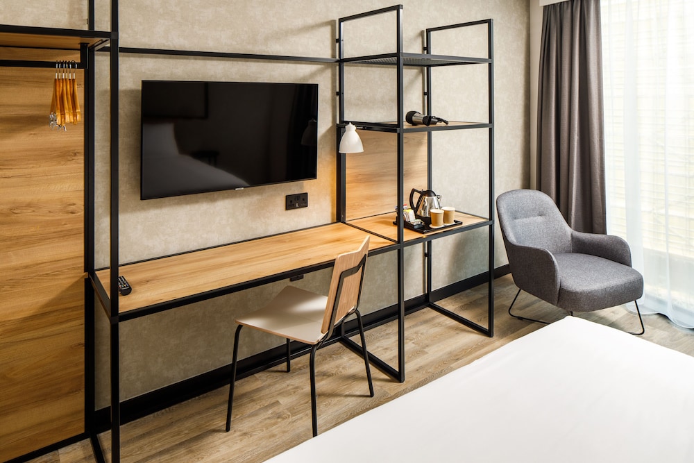 Habitación Estándar con cama doble del hotel ibis London Sutton Point. Foto 3
