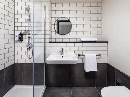 Habitación Doble Accesible del hotel ibis London Sutton Point. Foto 7