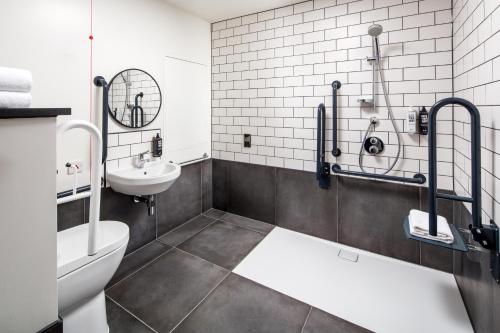 Habitación Doble Accesible del hotel ibis London Sutton Point. Foto 13