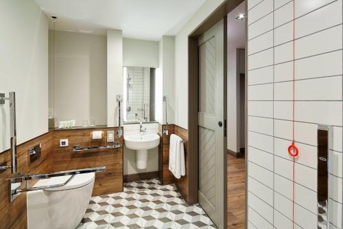 Suite Estudio adaptada para personas de movilidad reducida del hotel Residence Inn by Marriott London Bridge. Foto 4