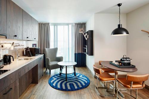 Suite Estudio adaptada para personas de movilidad reducida del hotel Residence Inn by Marriott London Bridge. Foto 4