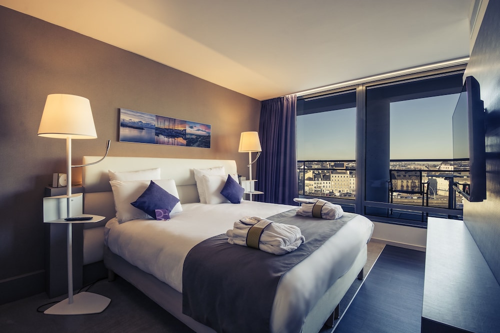 Habitación Privilege con balcón y cama doble del hotel Mercure Cherbourg Centre Port. Foto 1
