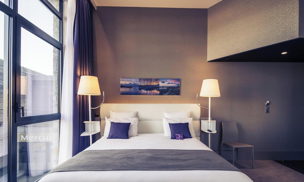 Habitación Privilege con balcón y cama doble del hotel Mercure Cherbourg Centre Port. Foto 3