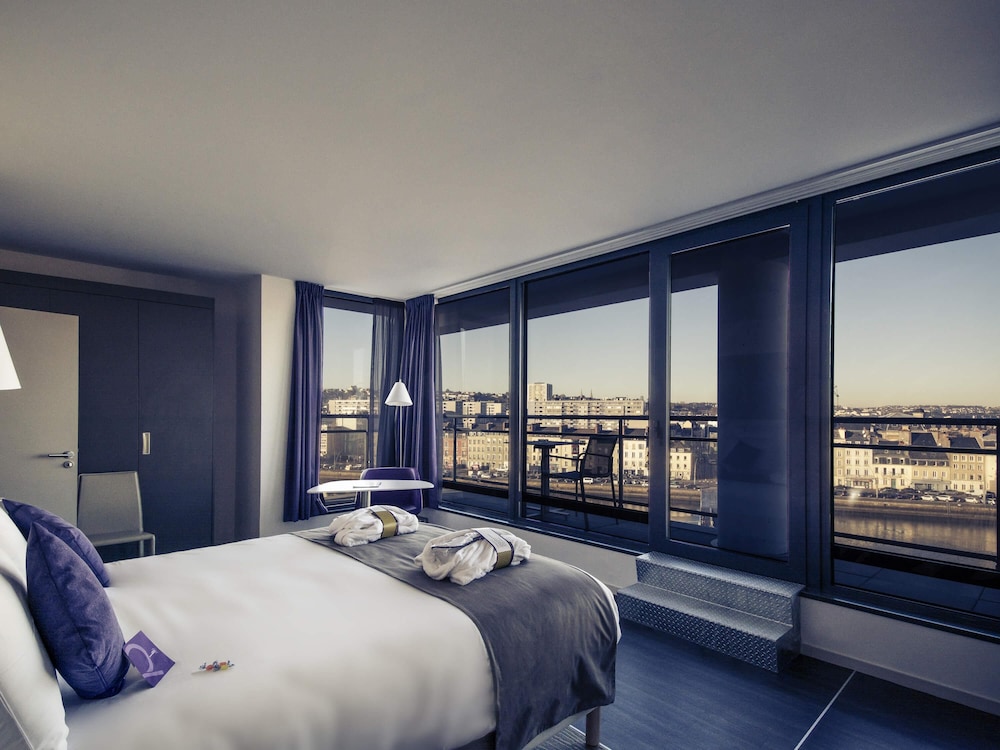 Habitación Privilege con balcón y cama doble del hotel Mercure Cherbourg Centre Port. Foto 4