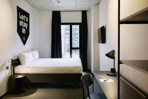 Habitación con cama grande del hotel The Social Hub San Sebastián. Foto 4