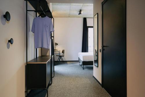 Alojamiento Estándar con cama grande - Adaptada para personas con movilidad reducida del hotel The Social Hub San Sebastián. Foto 2
