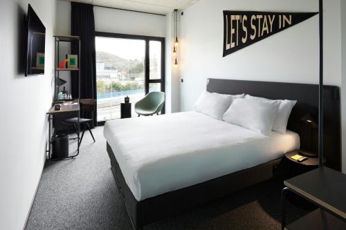 Habitación Deluxe con cama extragrande del hotel The Social Hub San Sebastián. Foto 3