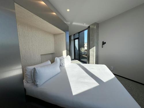 Suite Deluxe del hotel The Social Hub San Sebastián. Foto 2