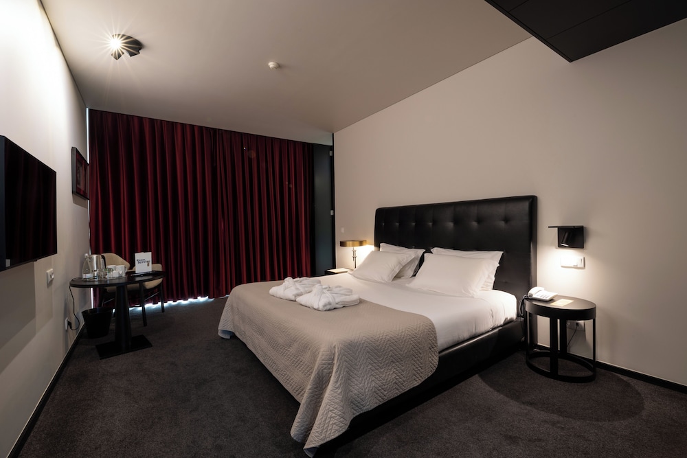 Double Room with Romantic Package del hotel Axis Viana Business and Spa. Foto 1
