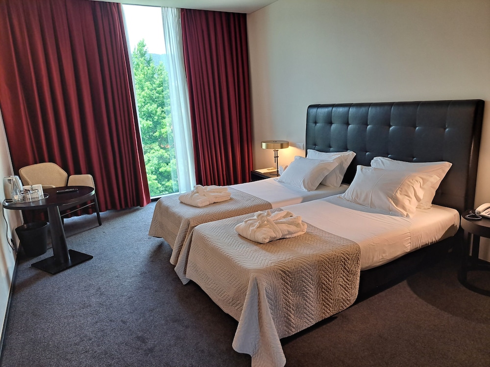 Habitación estándar con 2 camas individuales, vistas a la montaña del hotel Axis Viana Business and Spa