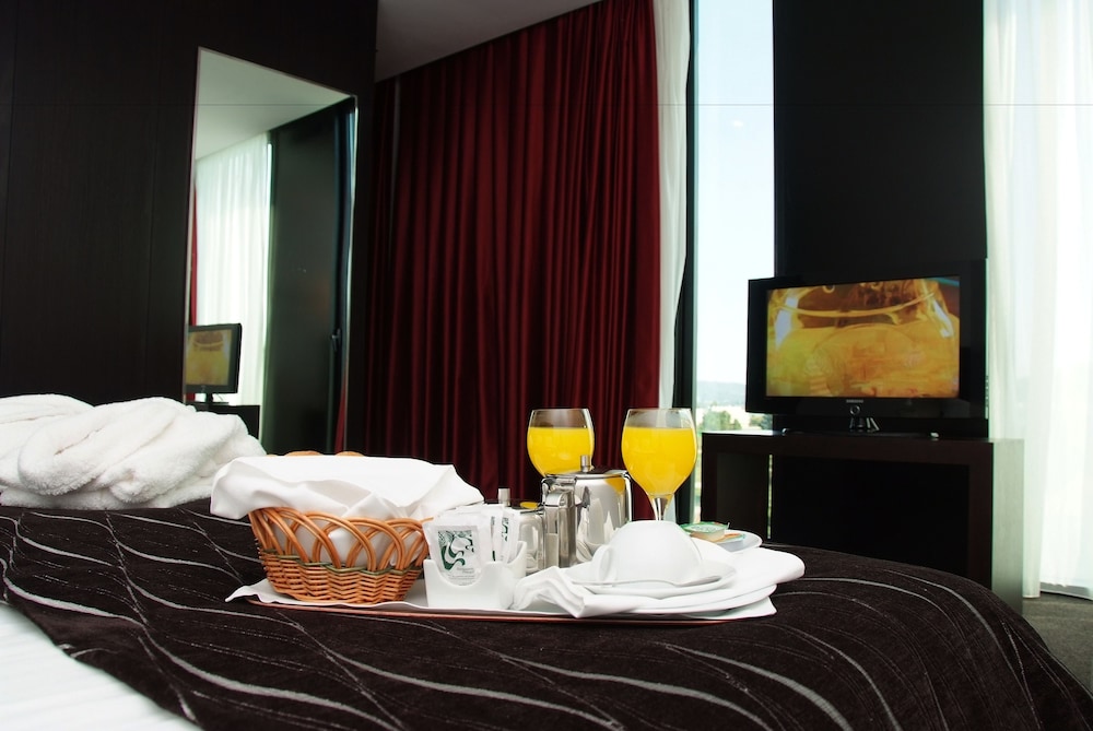 Suite, vistas a la montaña del hotel Axis Viana Business and Spa. Foto 1