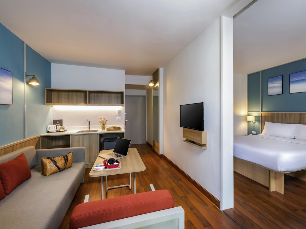 Suite con 1 cama doble y sofá del hotel Ibis Samui Bophut - Sha Plus