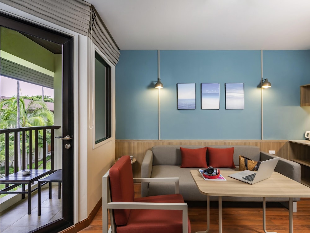Suite con 1 cama doble y sofá del hotel Ibis Samui Bophut - Sha Plus. Foto 3