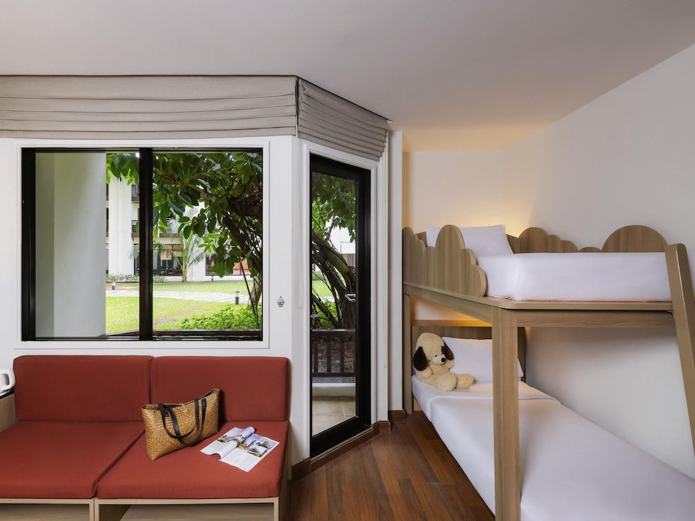 Habitación familiar con una cama queen - size y una litera del hotel Ibis Samui Bophut - Sha Plus