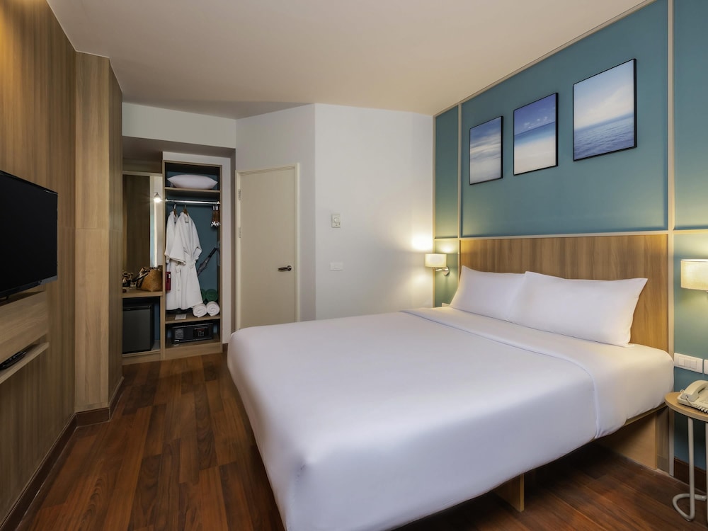 Habitación familiar con una cama queen - size y una litera del hotel Ibis Samui Bophut - Sha Plus. Foto 1