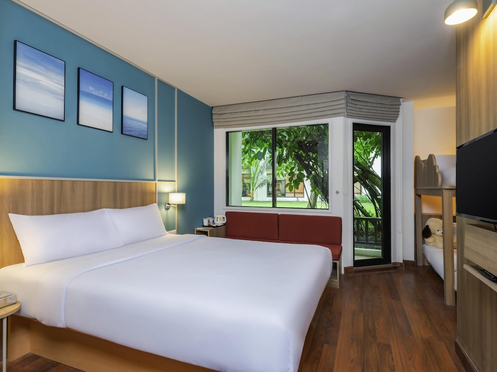 Habitación familiar con una cama queen - size y una litera del hotel Ibis Samui Bophut - Sha Plus. Foto 3