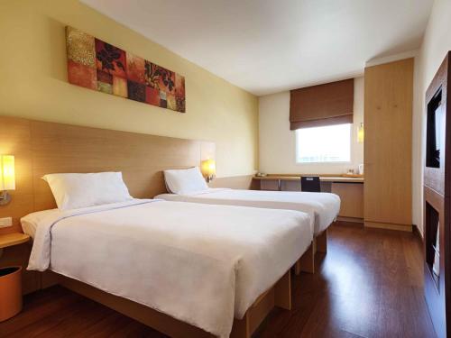 Habitación Doble Estándar - 2 camas del hotel Ibis Pattaya. Foto 1