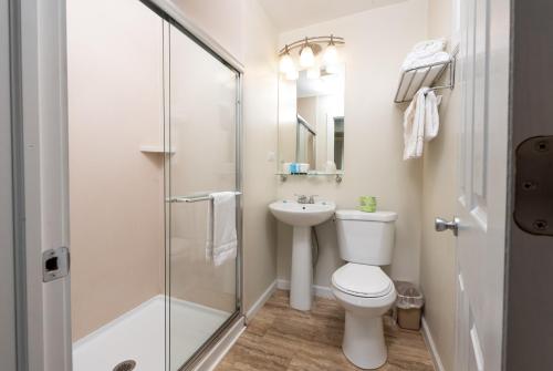 Habitación con cama extragrande - Situada junto a la piscina del hotel Scotty's Lakeside Resort. Foto 1