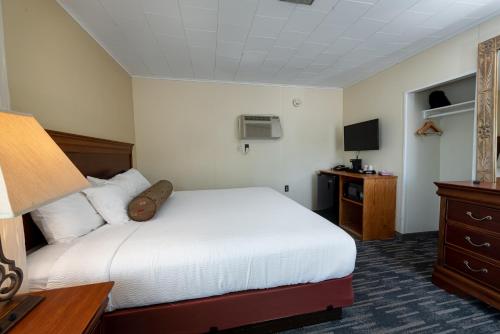 Habitación con cama extragrande - Situada junto a la piscina del hotel Scotty's Lakeside Resort. Foto 2