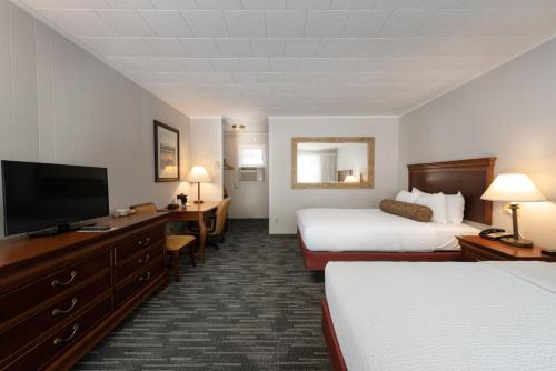 Alojamiento en lo alto de la cara sur de la colina - 2 camas grandes del hotel Scotty's Lakeside Resort. Foto 1