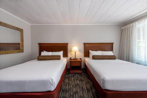 Alojamiento en lo alto de la cara sur de la colina - 2 camas grandes del hotel Scotty's Lakeside Resort. Foto 2