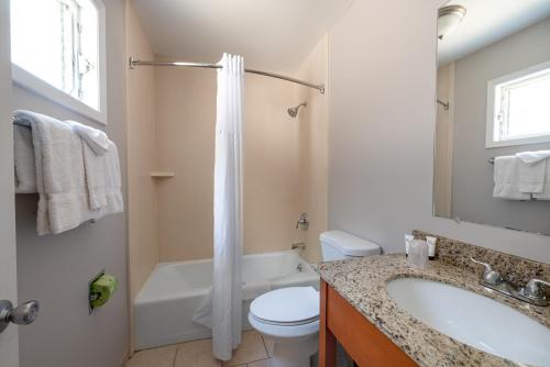 Alojamiento en lo alto de la cara sur de la colina - 2 camas grandes del hotel Scotty's Lakeside Resort. Foto 3